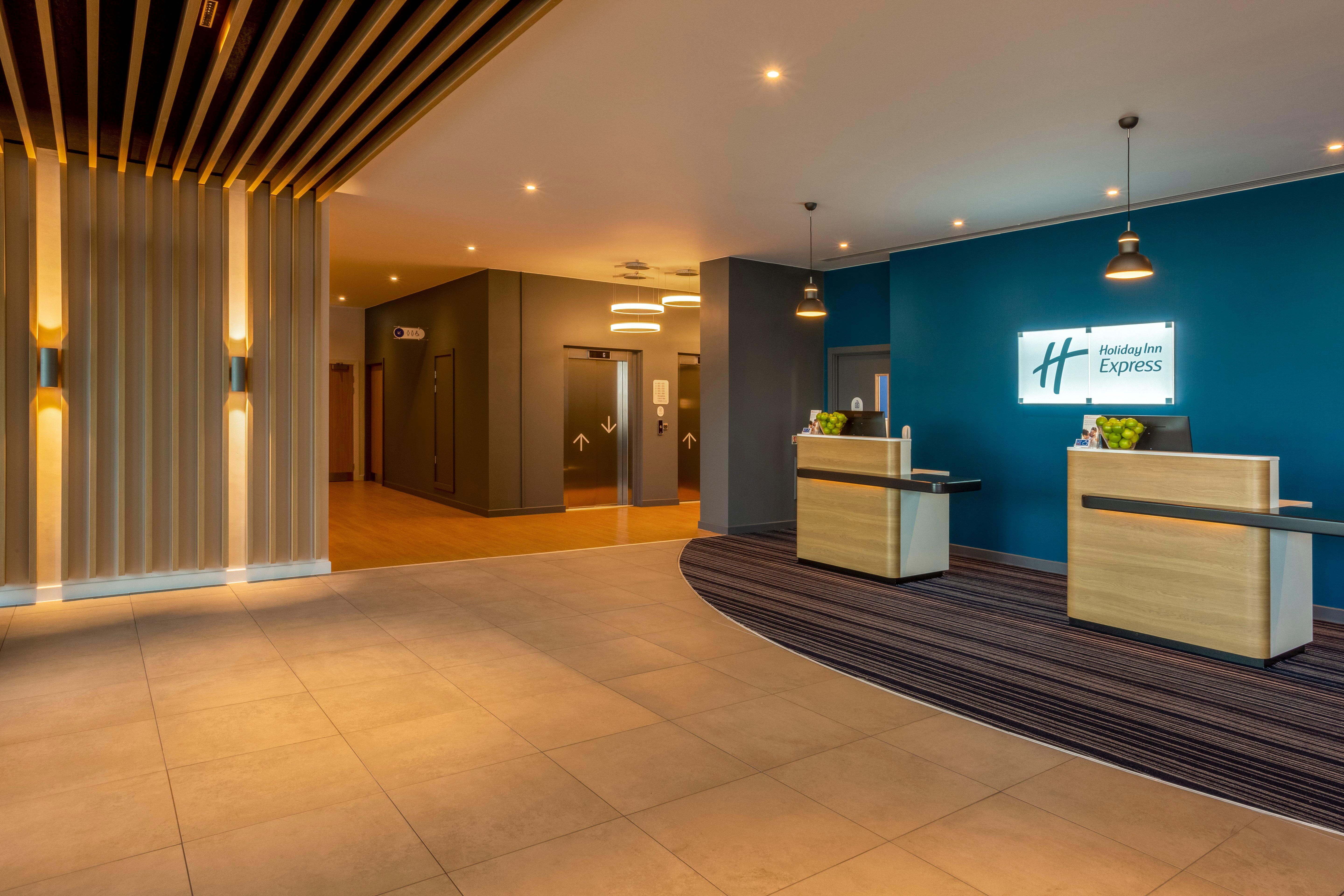Holiday Inn Express Bridgwater M5, Jct24 By Ihg Bagian luar foto