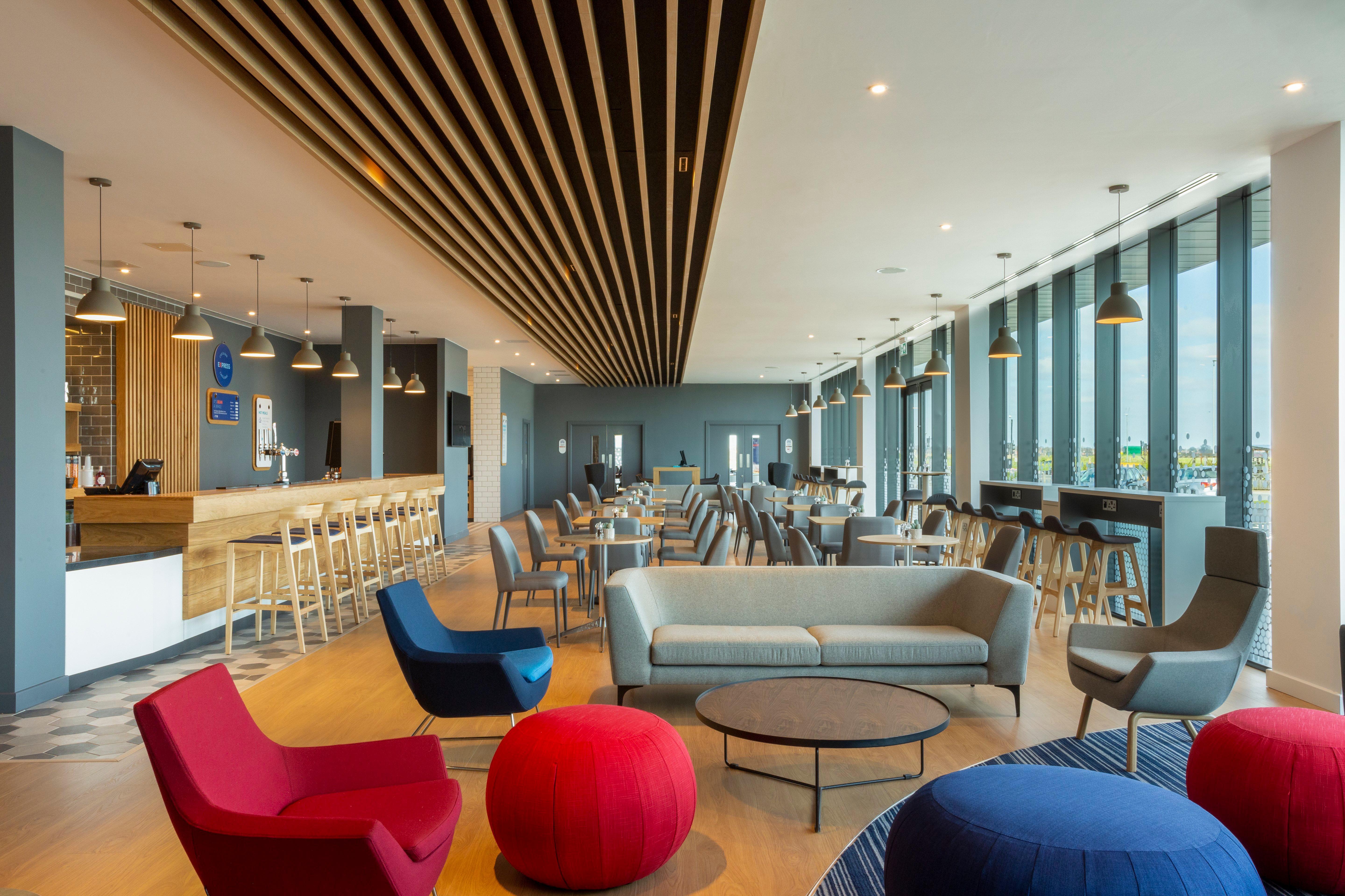 Holiday Inn Express Bridgwater M5, Jct24 By Ihg Bagian luar foto