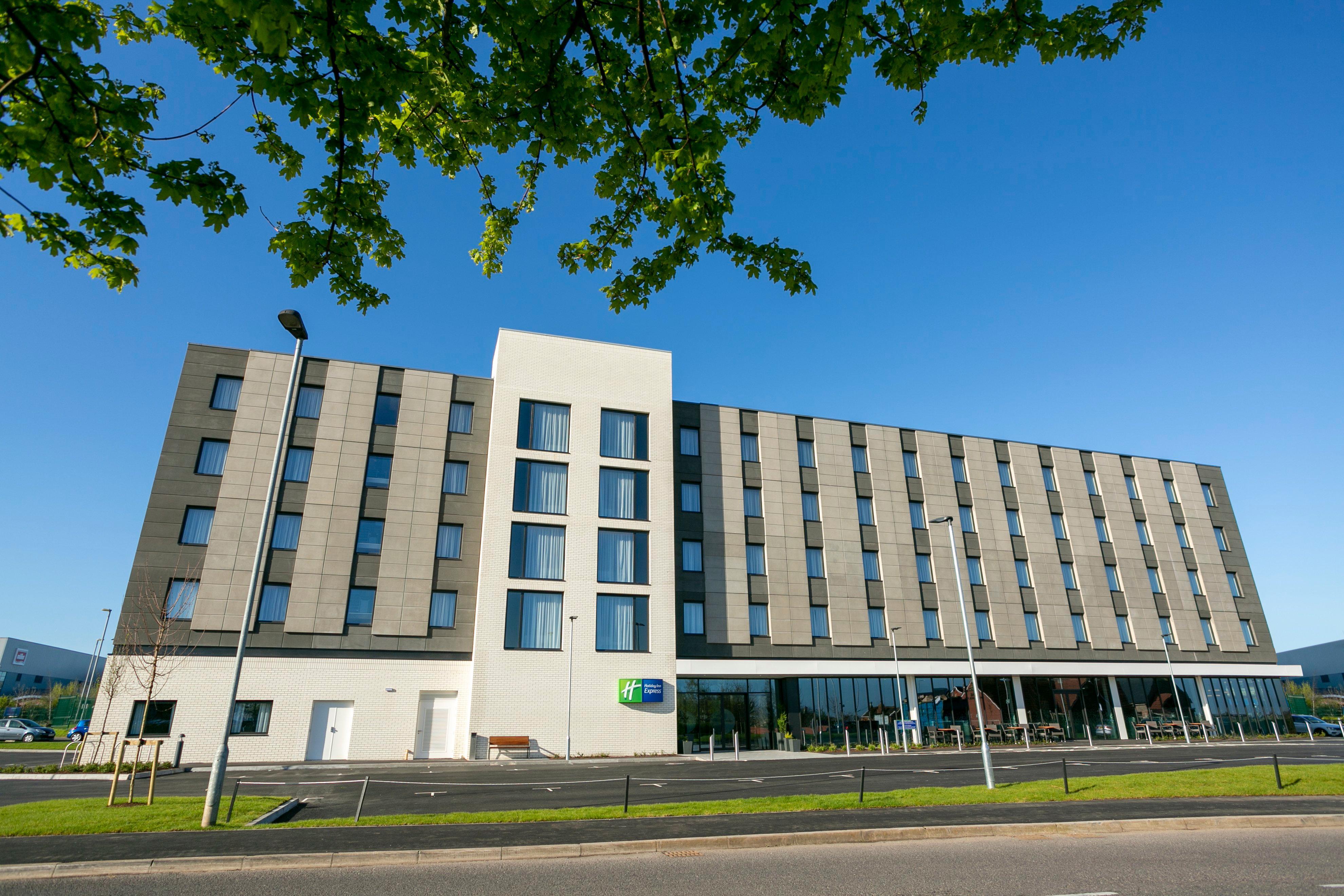 Holiday Inn Express Bridgwater M5, Jct24 By Ihg Bagian luar foto