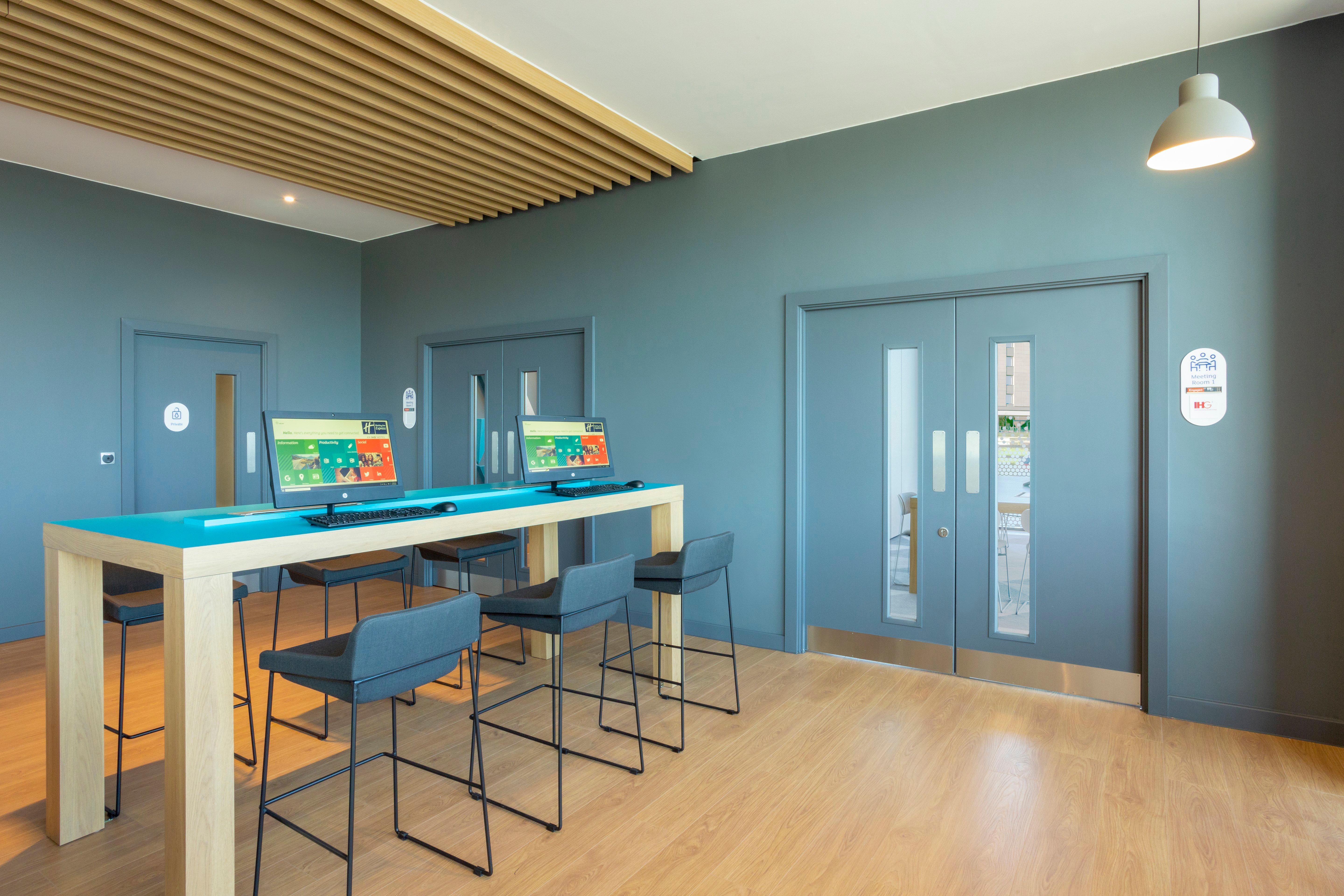 Holiday Inn Express Bridgwater M5, Jct24 By Ihg Bagian luar foto